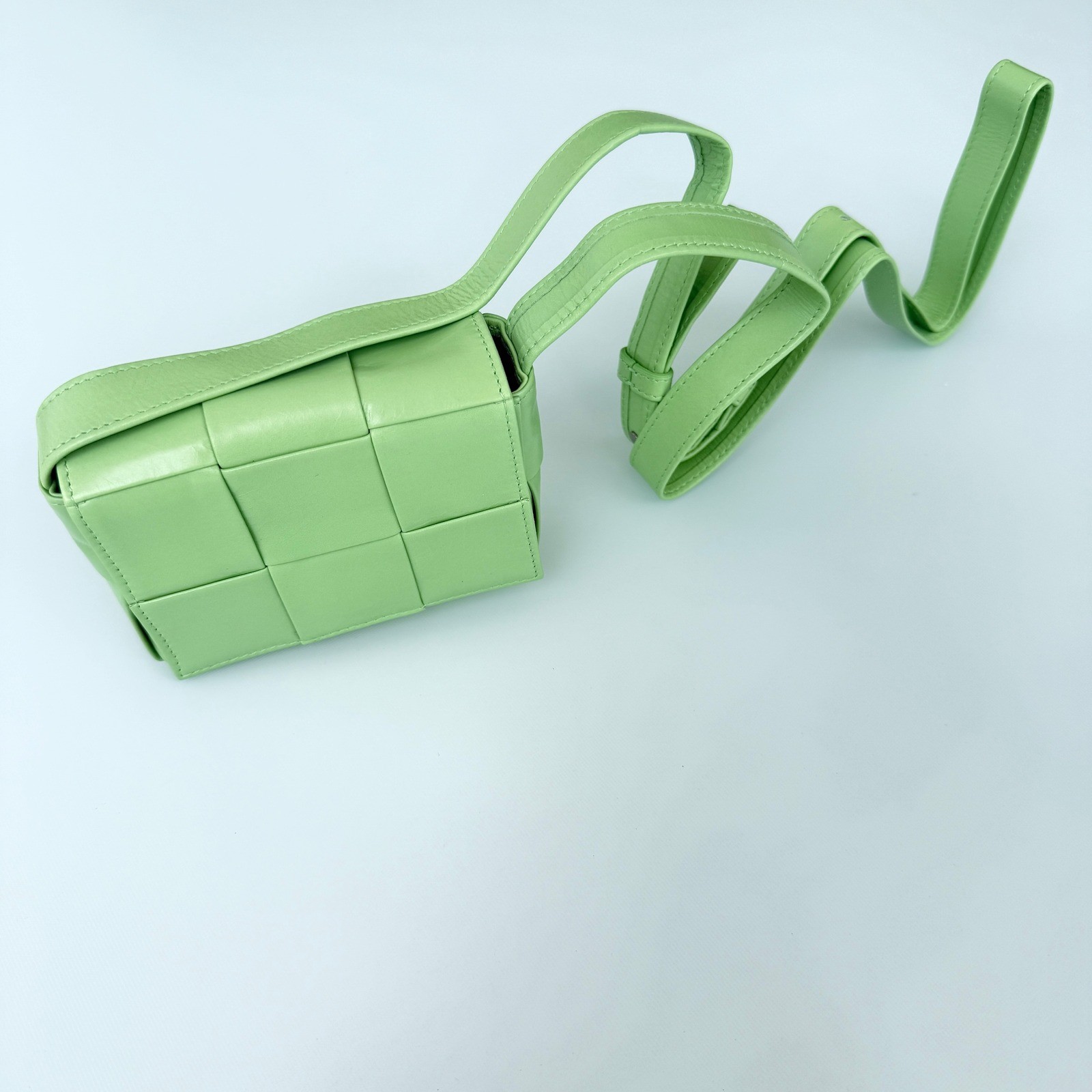 Bottega Veneta Cassette Wallet on Strap Green Maxi Intrecciato Leather 667048