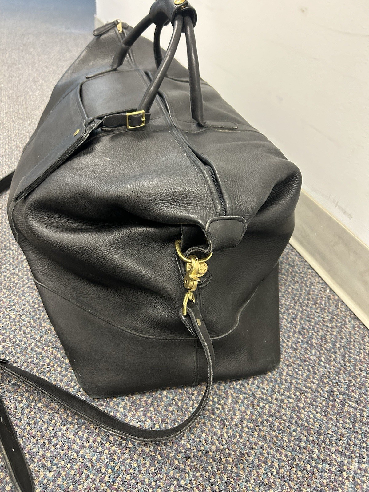 Vtg Coach duffle Bag, German Hook, Black, shldrstrap, USA made, cowhide 26x15x10