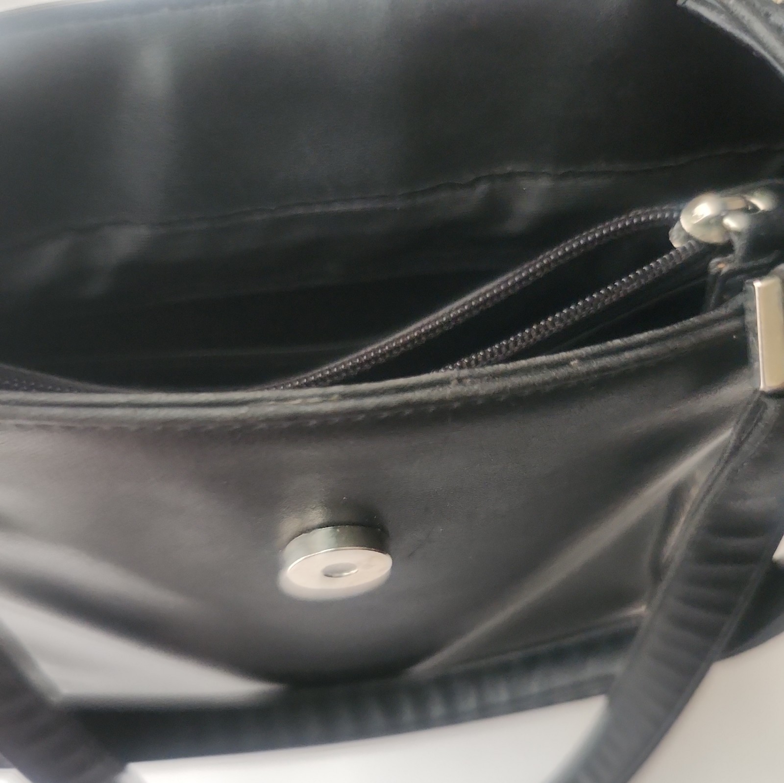 Vintage Y2k Guess small Shoulder Bag Black withwhite stitching logo on front y2k