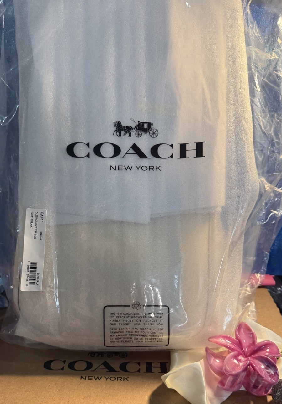 Coach Curve Zip Style #CAF11 Brand New with Tags Added A Coach Zipper Pull New