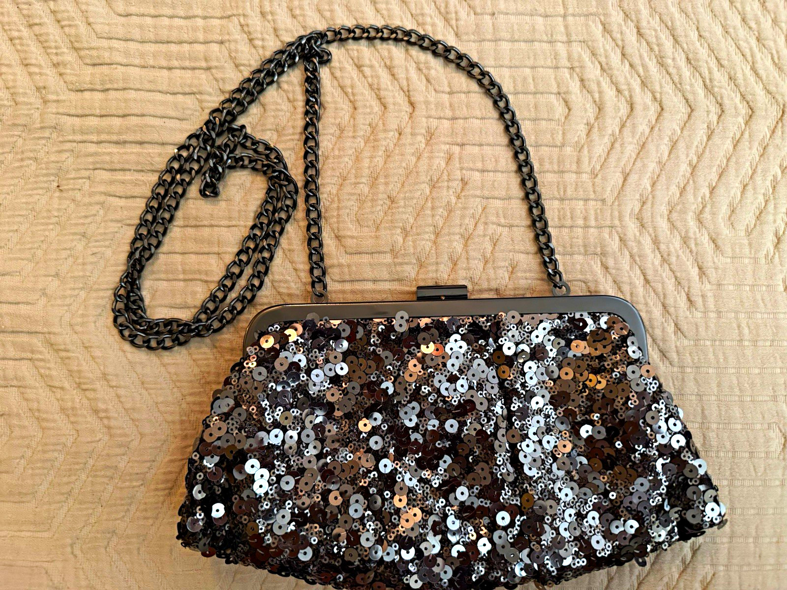 A New Day Silver Sequin Kiss Lock Clutch, Chain Strap, Lined w/ Pockets