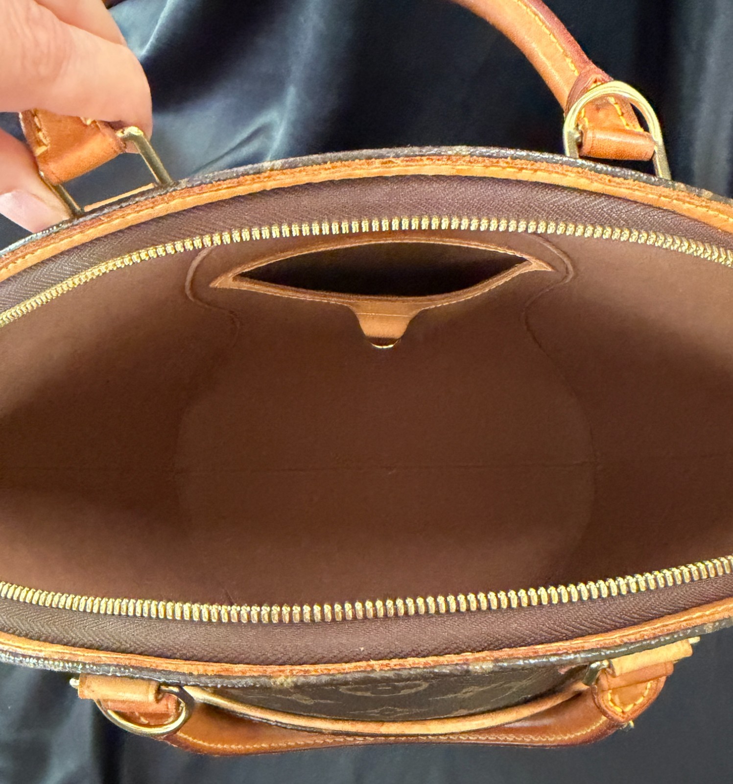 Authentic Louis Vuitton Ellipse MM Monogram Handbag Made in France Vintage 2004