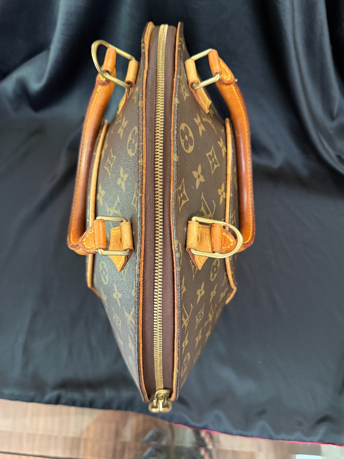 Authentic Louis Vuitton Ellipse MM Monogram Handbag Made in France Vintage 2004