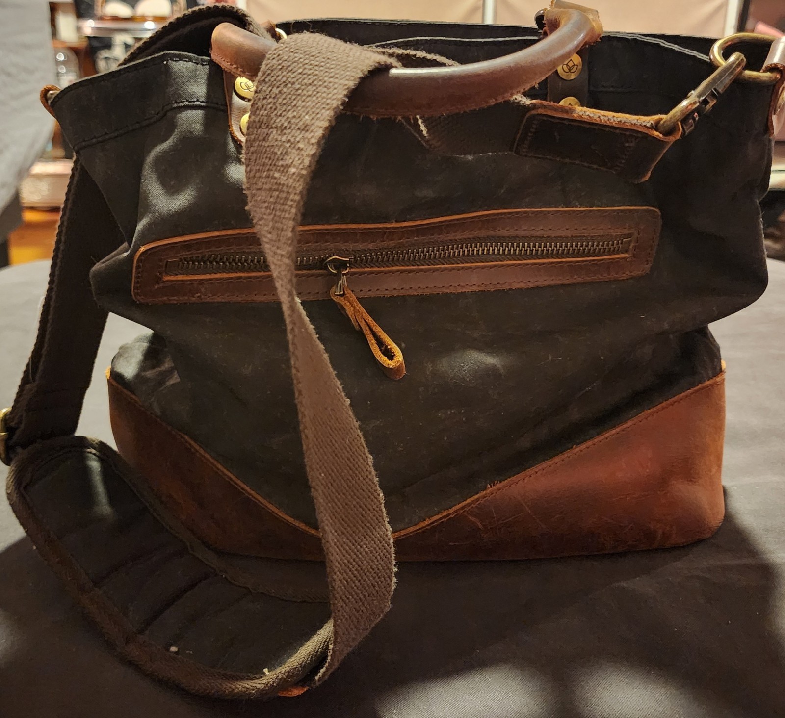 Della Q Maker’s Canvas Bucket Bag Tote Black Brown Distressed Patina Workwear Lg