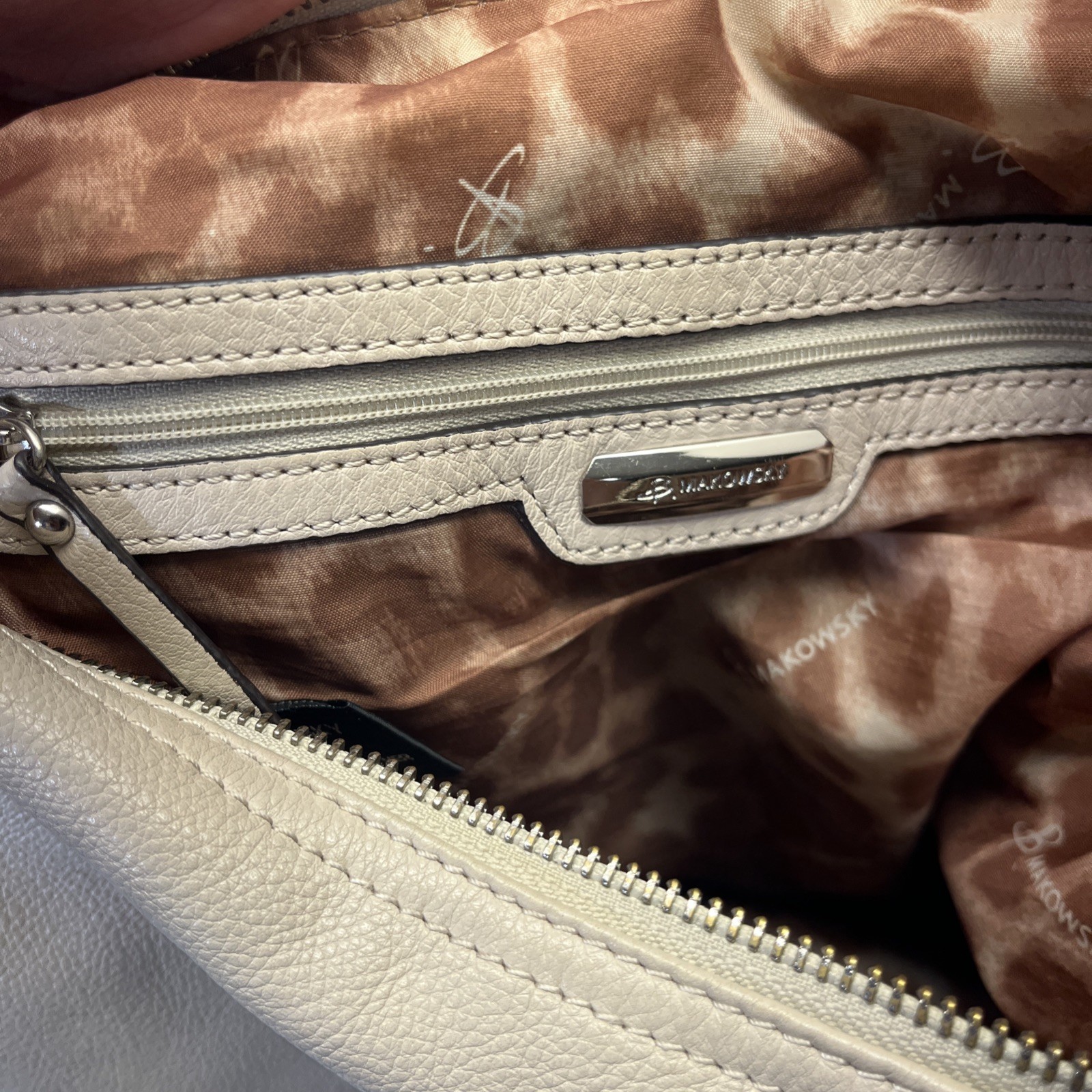 B. Makowsky Pebbled Leather Hobo Bag Cream Brown Shoulder Bag. Side Zip Pockets