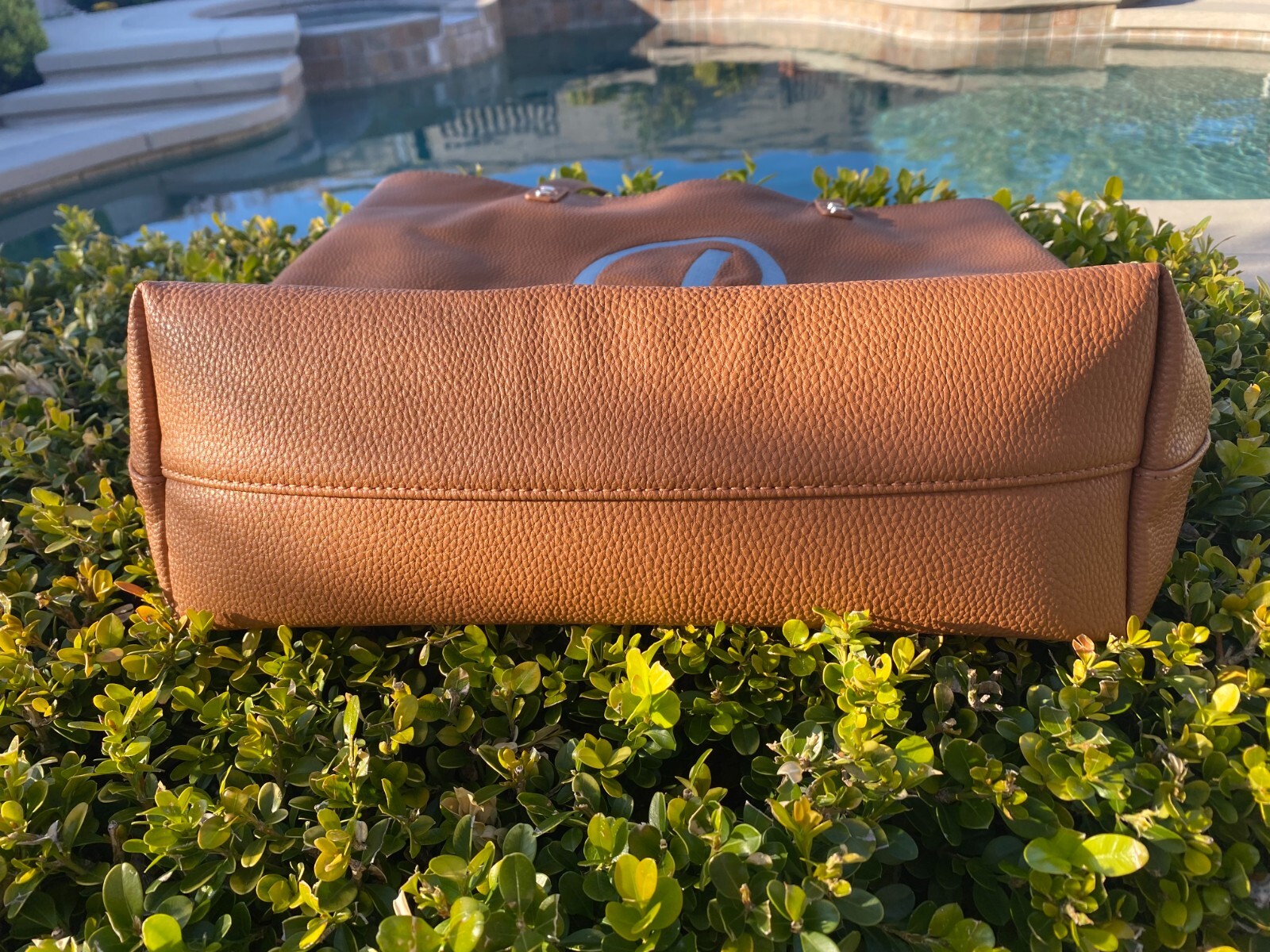 THIRTY ONE AROUND TOWN TOTE CARAMEL PEBBLE FAUX LEATHER PLATINUM INITIAL “P”