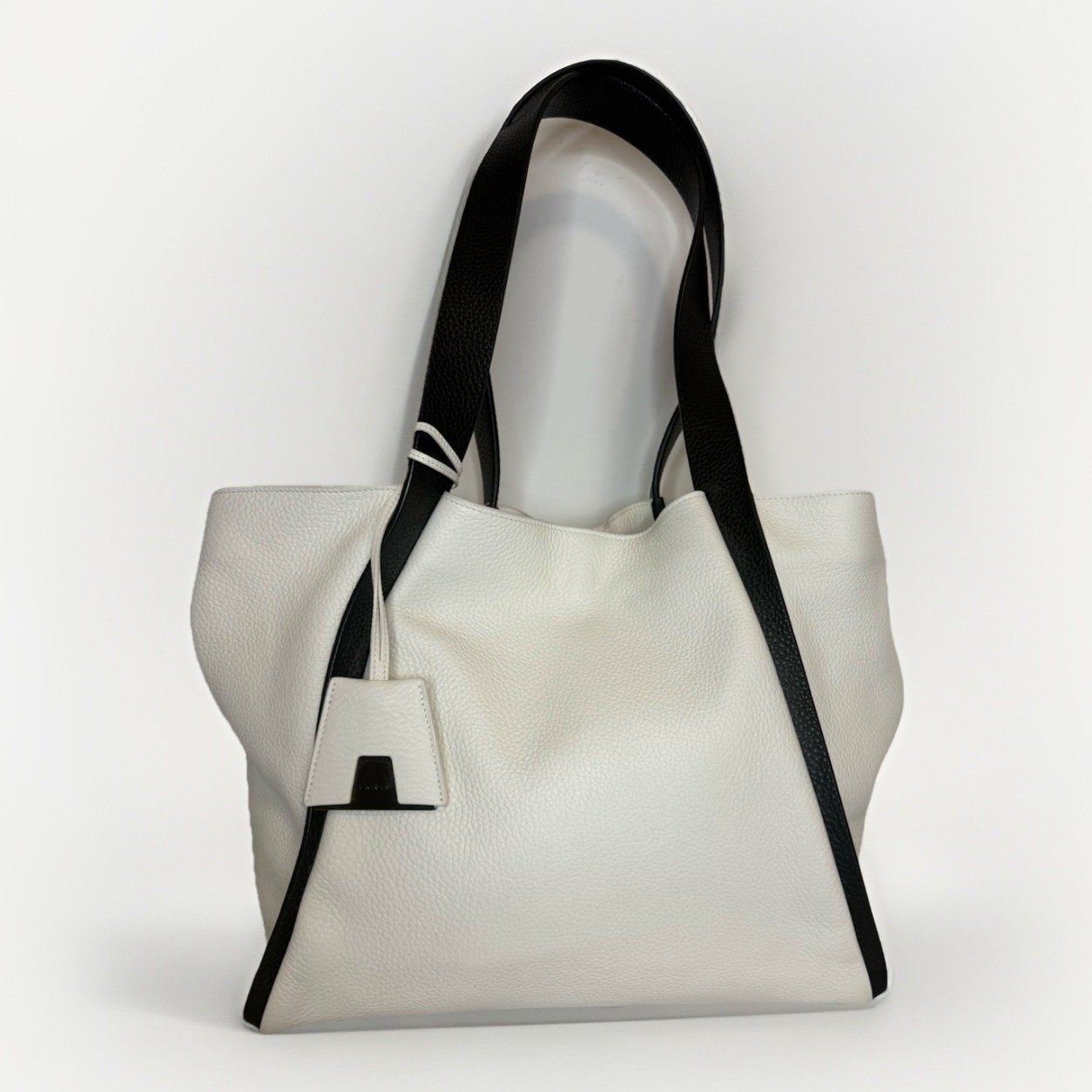 AKRIS NEW! Alex White/Black 100% Calfskin Leather Medium Bucket Tote Ret. $1690