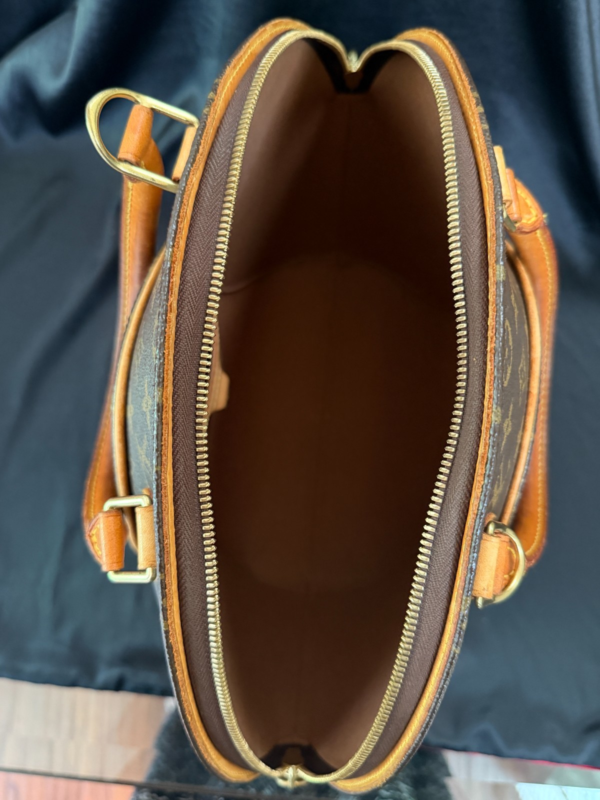 Authentic Louis Vuitton Ellipse MM Monogram Handbag Made in France Vintage 2004