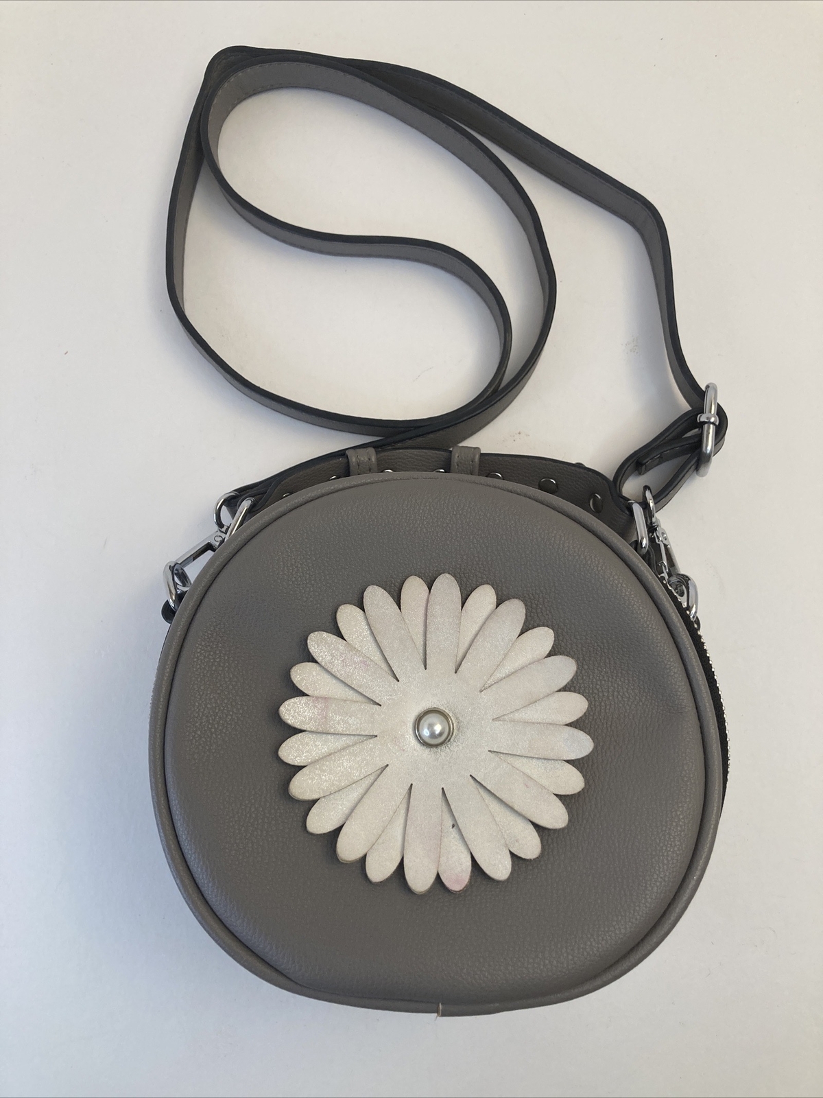 Coco & Carmen Round Purse W/Large flower Crossover Strap Handled Gray & White