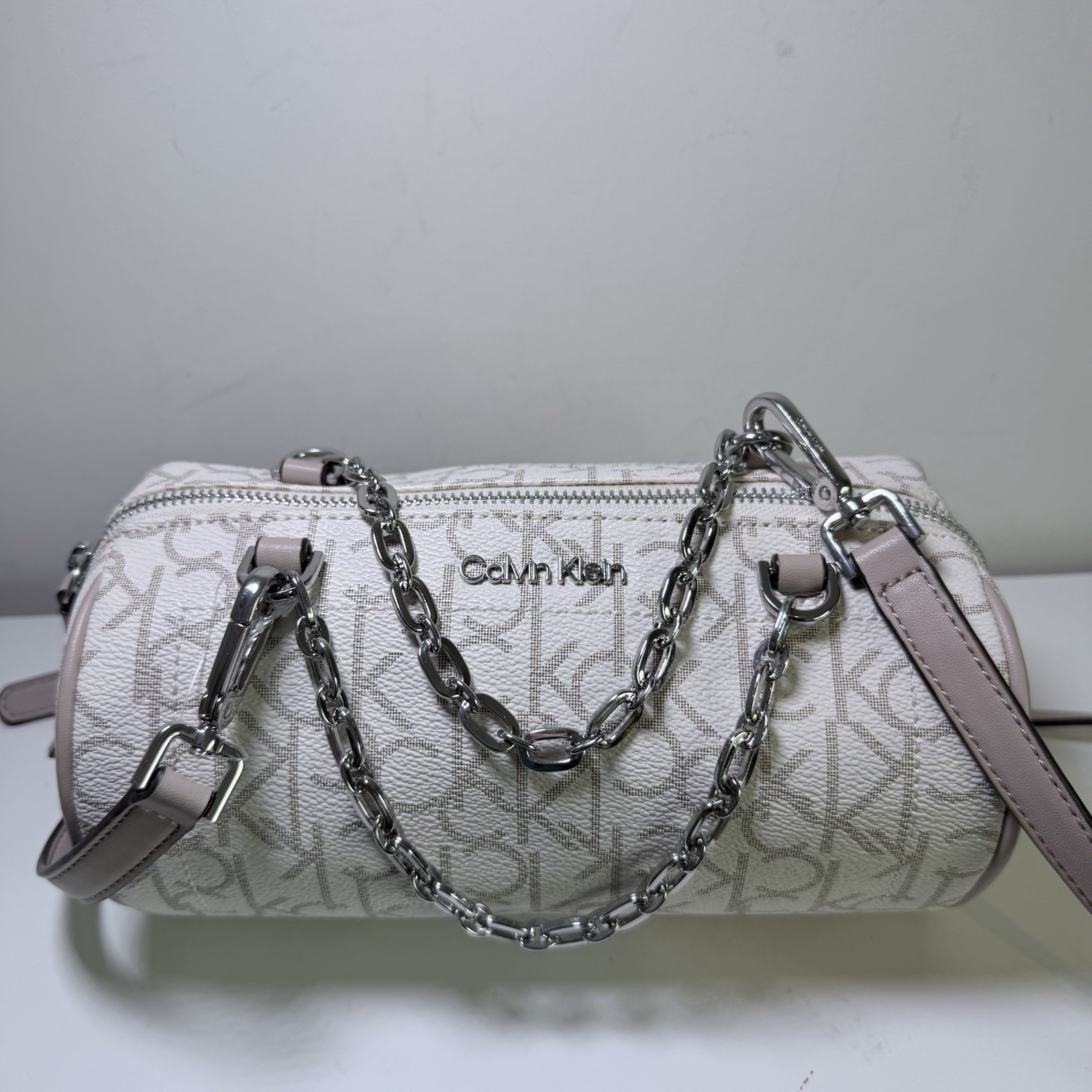 Calvin Klein Zip Chain Crossbody One Size, Vanilla