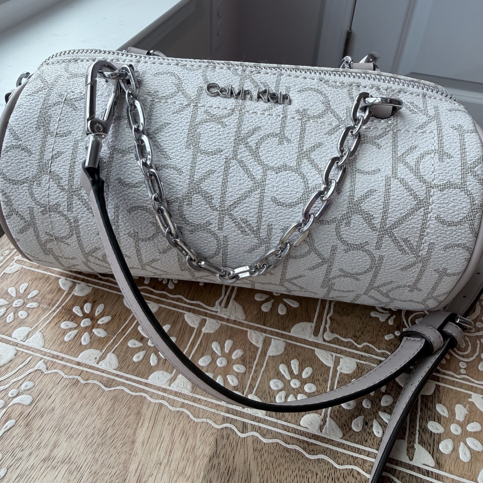 Calvin Klein Zip Chain Crossbody One Size, Vanilla