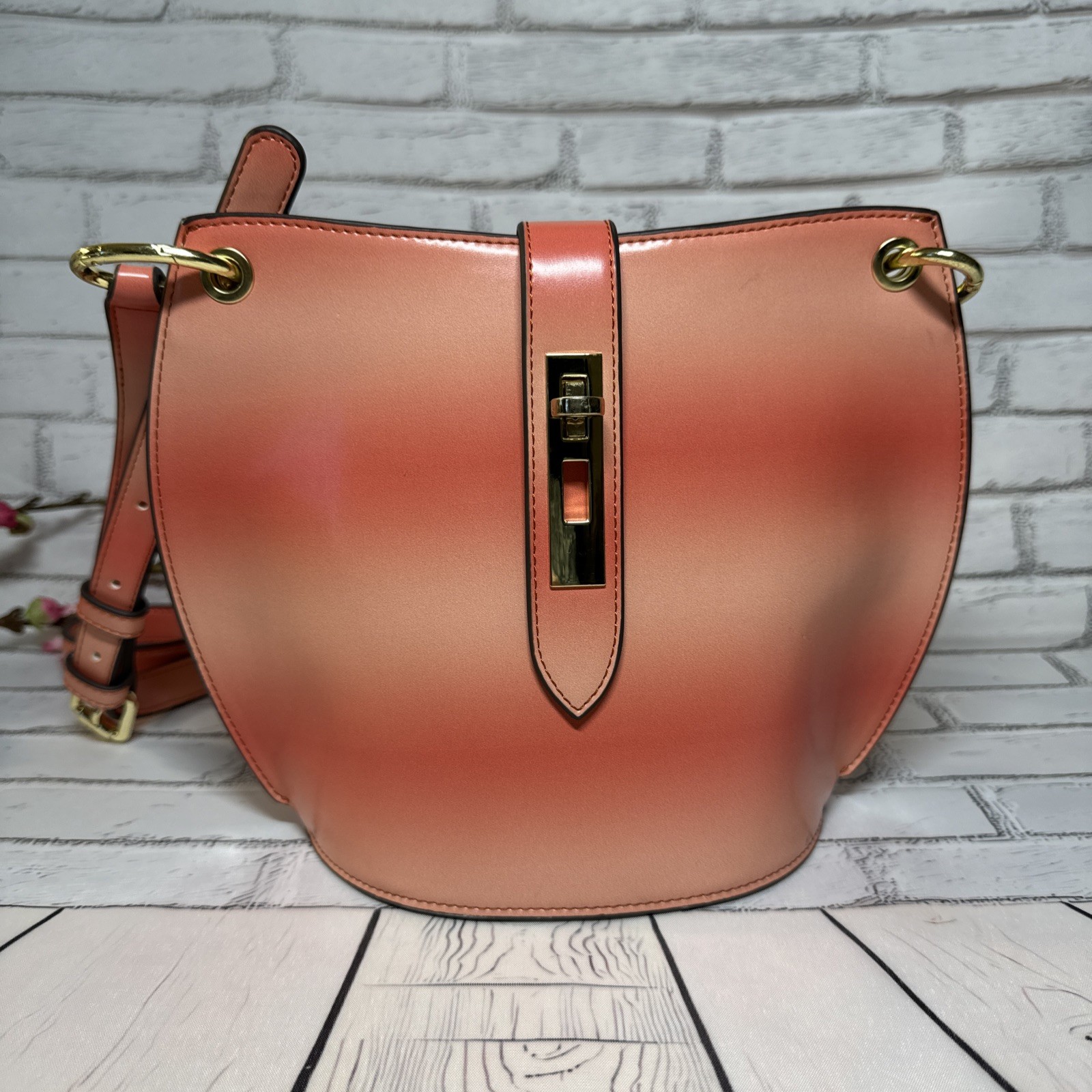 Beautiful bright stylish handbag color orange Unknown brand 7.5″H * 9″W