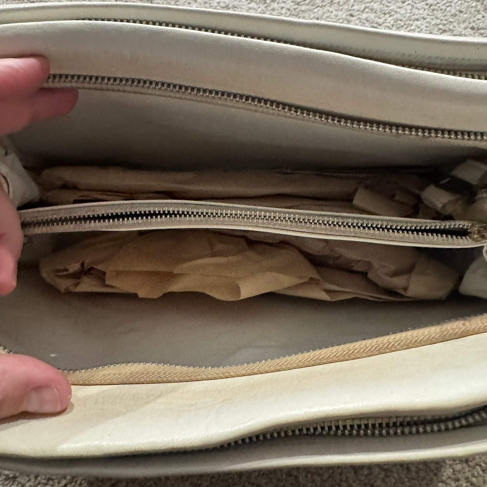 Vintage Unknown Brand Women’s White Shoulder Bag Pocketbook Multi Zippers Prop