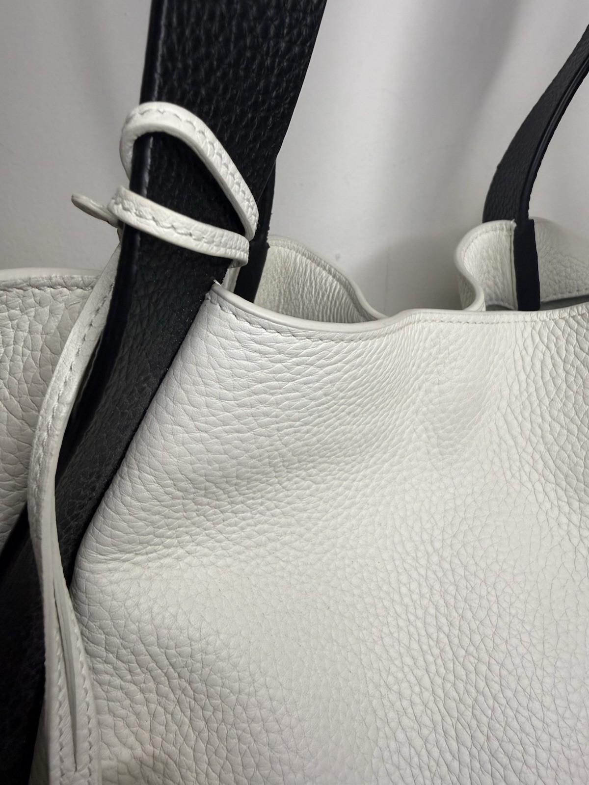 AKRIS NEW! Alex White/Black 100% Calfskin Leather Medium Bucket Tote Ret. $1690