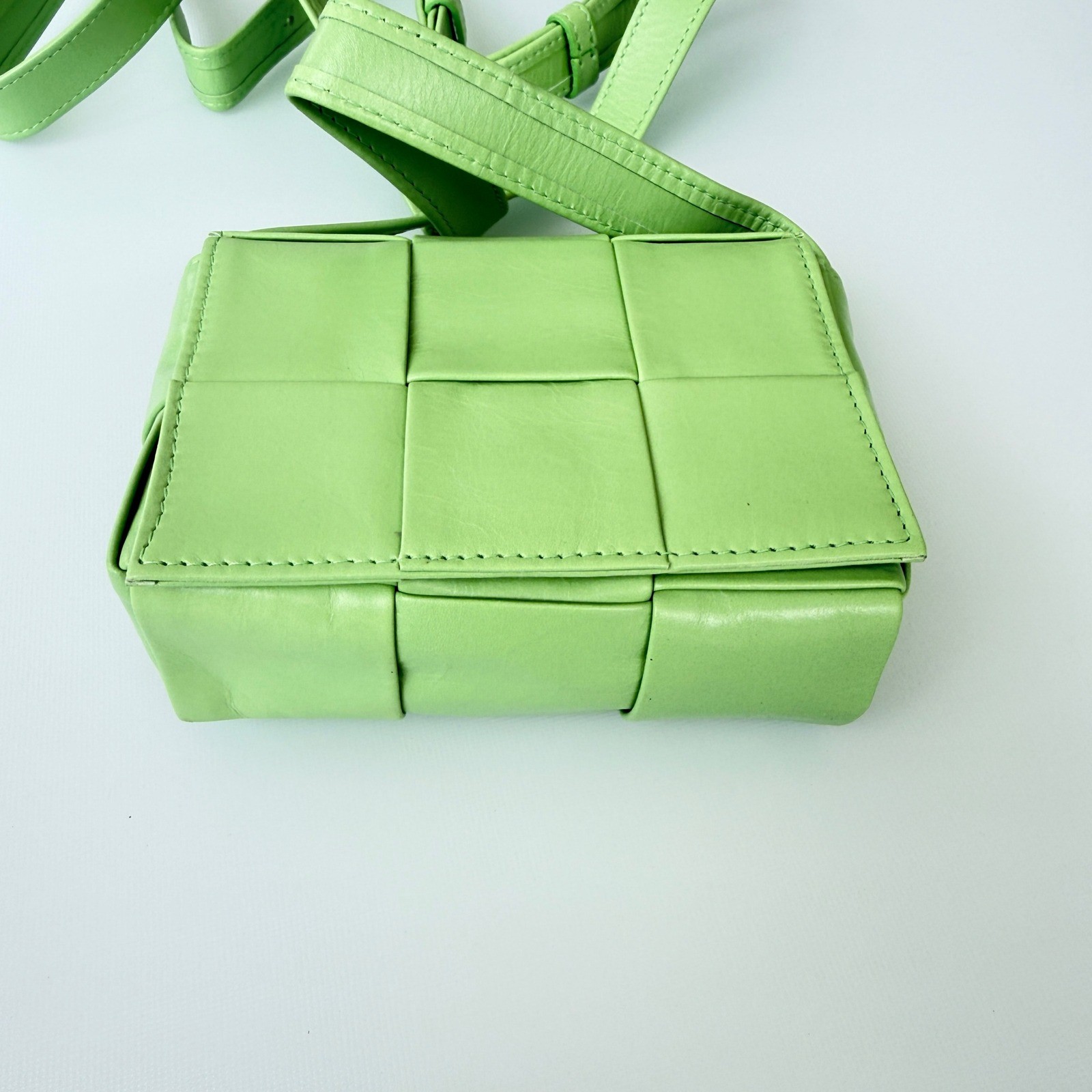 Bottega Veneta Cassette Wallet on Strap Green Maxi Intrecciato Leather 667048