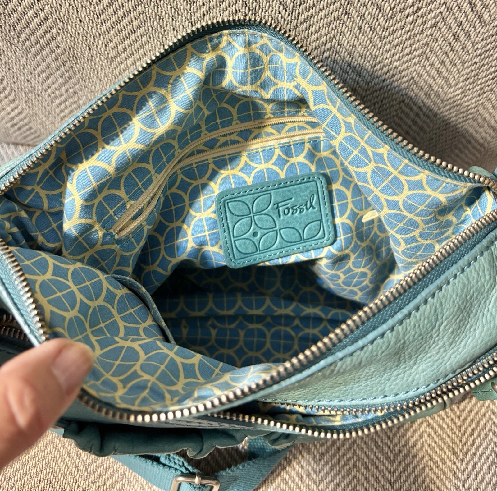 Teal Pebbled Crossbody Bag Medium Zip Closure Adjustable Strap Inner Pockets12x9