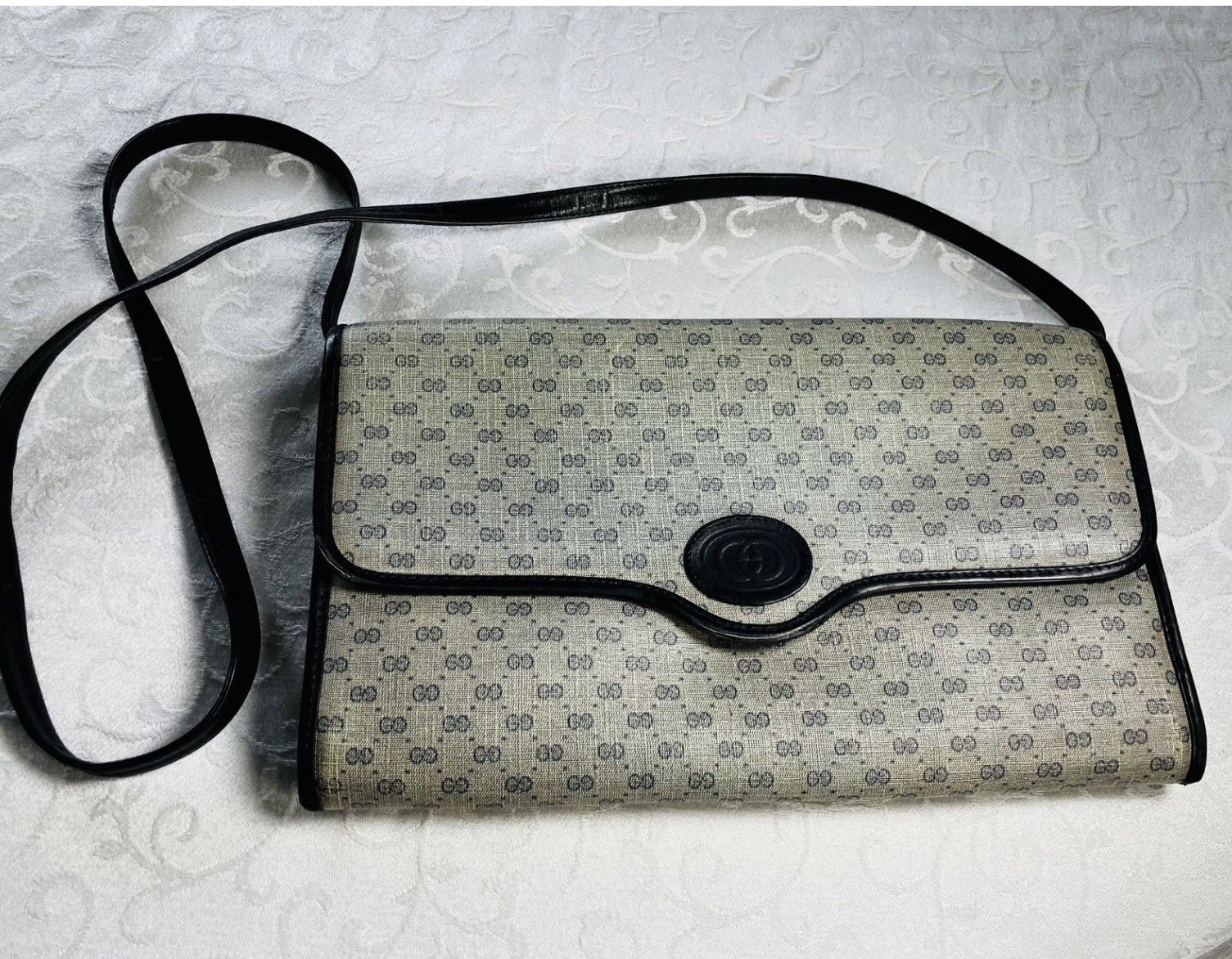 Gucci Vintage Navy Blue cross body Bag Logo Leather Trim Key Gold Hardware Women