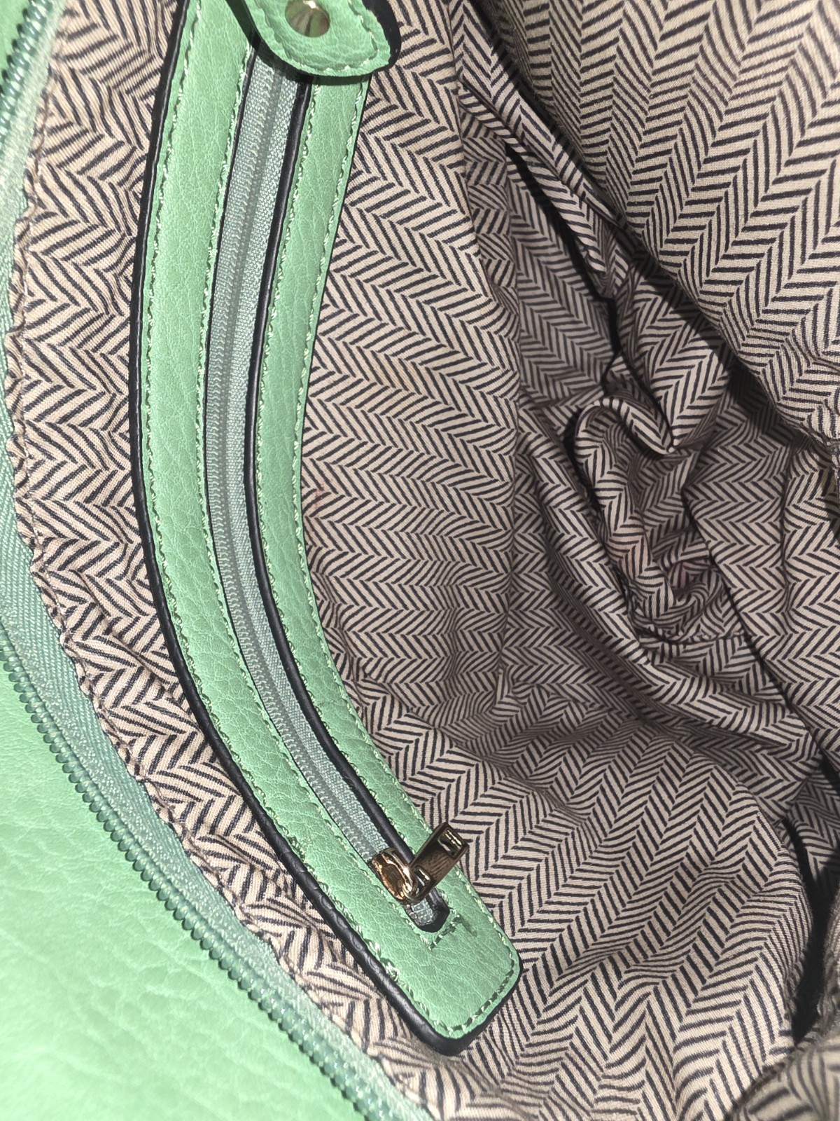 Stunning Mint Green Crossbody Bag| Multi-Pocket Summer Essential| Excellent Cond