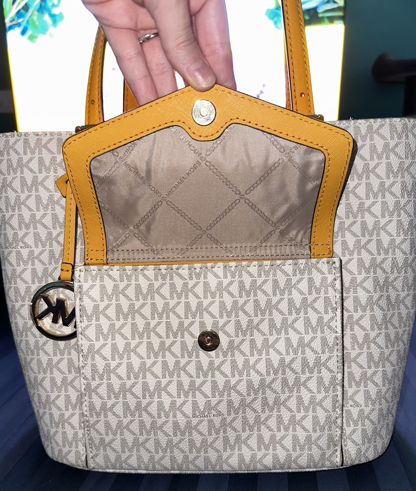 MICHAEL KORS Jet Set Medium Pocket Multifunction Tote Bag Sunrise