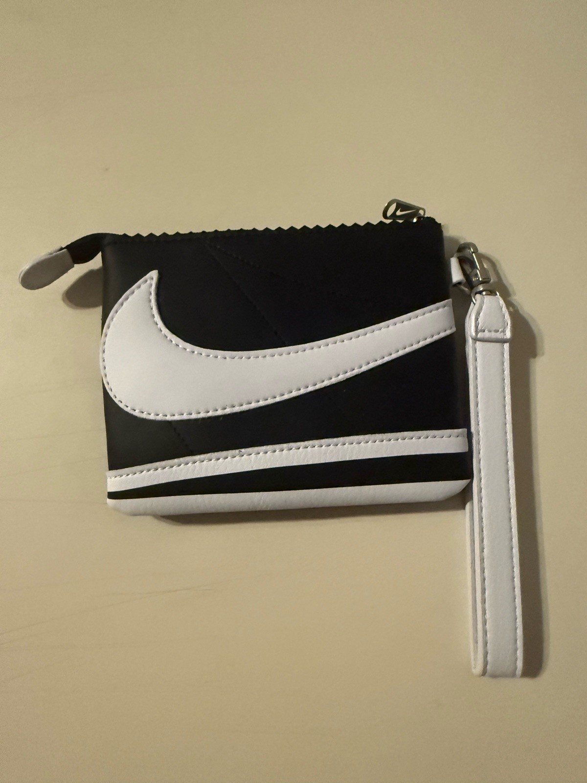 NWT Nike Icon Cortez Wristlet Bag Clutch black/white 5.5″ x 4.5″ Unisex A25