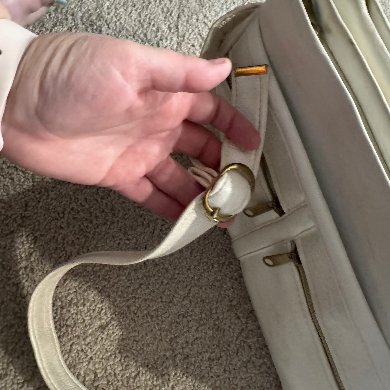 Vintage Unknown Brand Women’s White Shoulder Bag Pocketbook Multi Zippers Prop