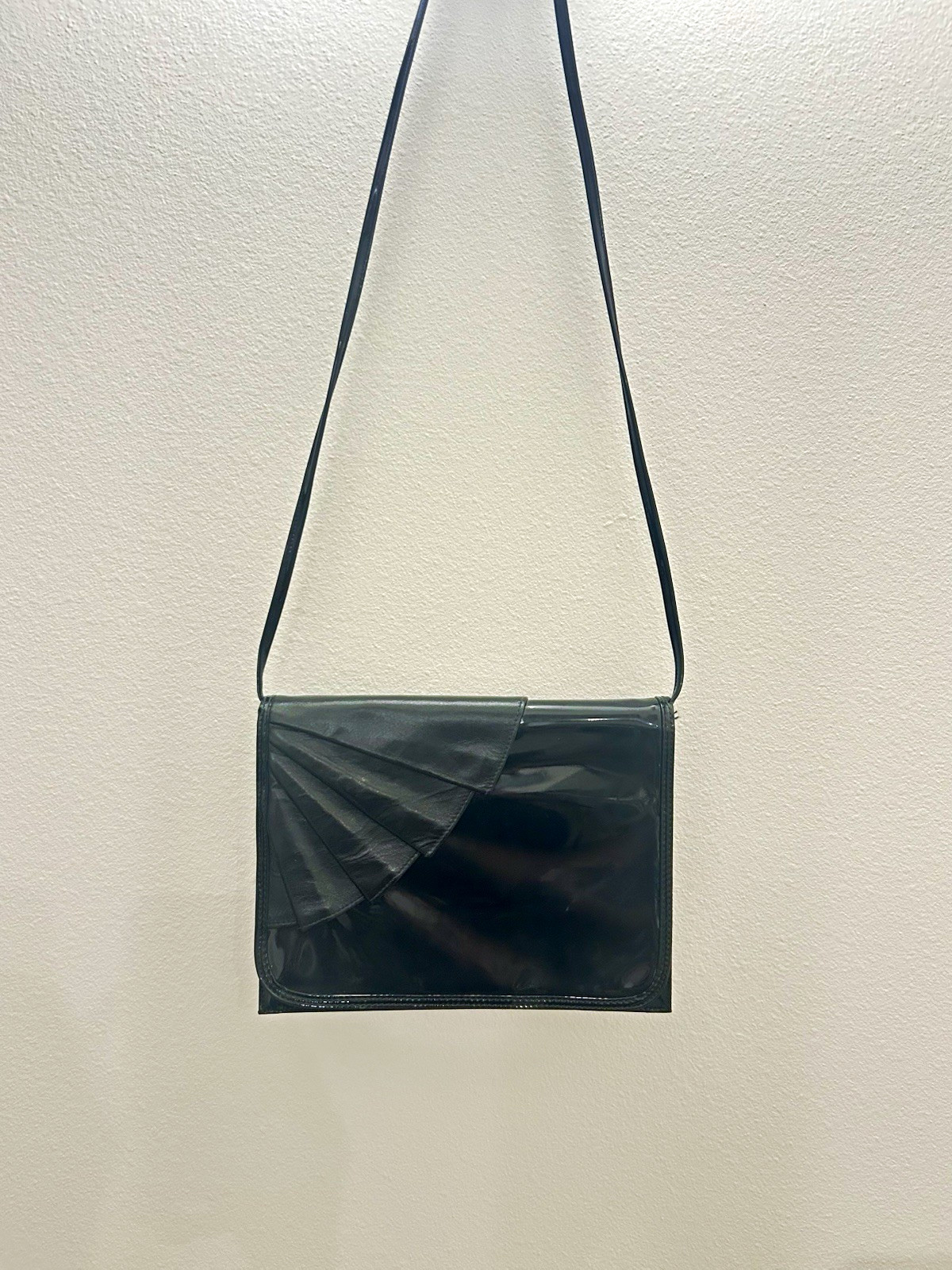 Margolin Black Patent Leather Pleated Flap Shoulder Bag Vintage 80s Art Deco Era