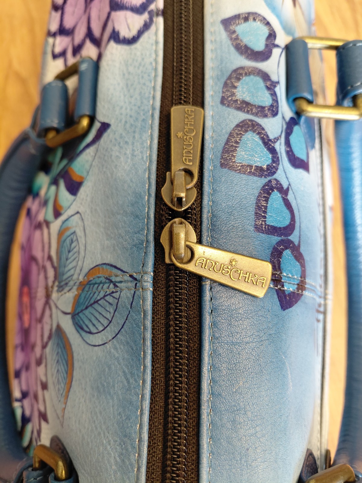 Anuschka Hand-Painted Floral Satchel Zip Top Top Handle Blue/Purple Det Strap