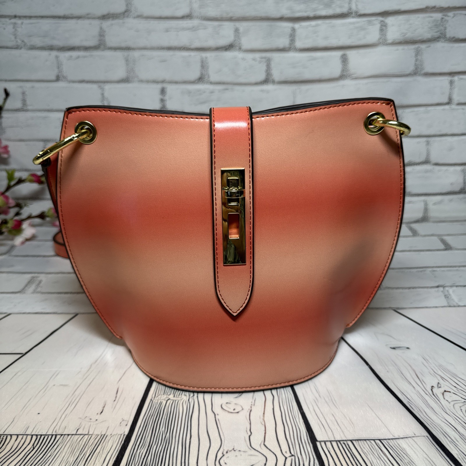 Beautiful bright stylish handbag color orange Unknown brand 7.5″H * 9″W