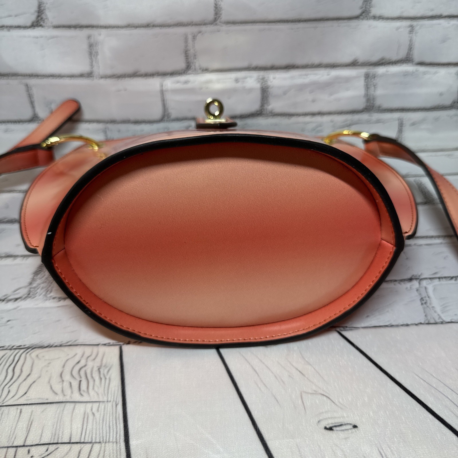 Beautiful bright stylish handbag color orange Unknown brand 7.5″H * 9″W