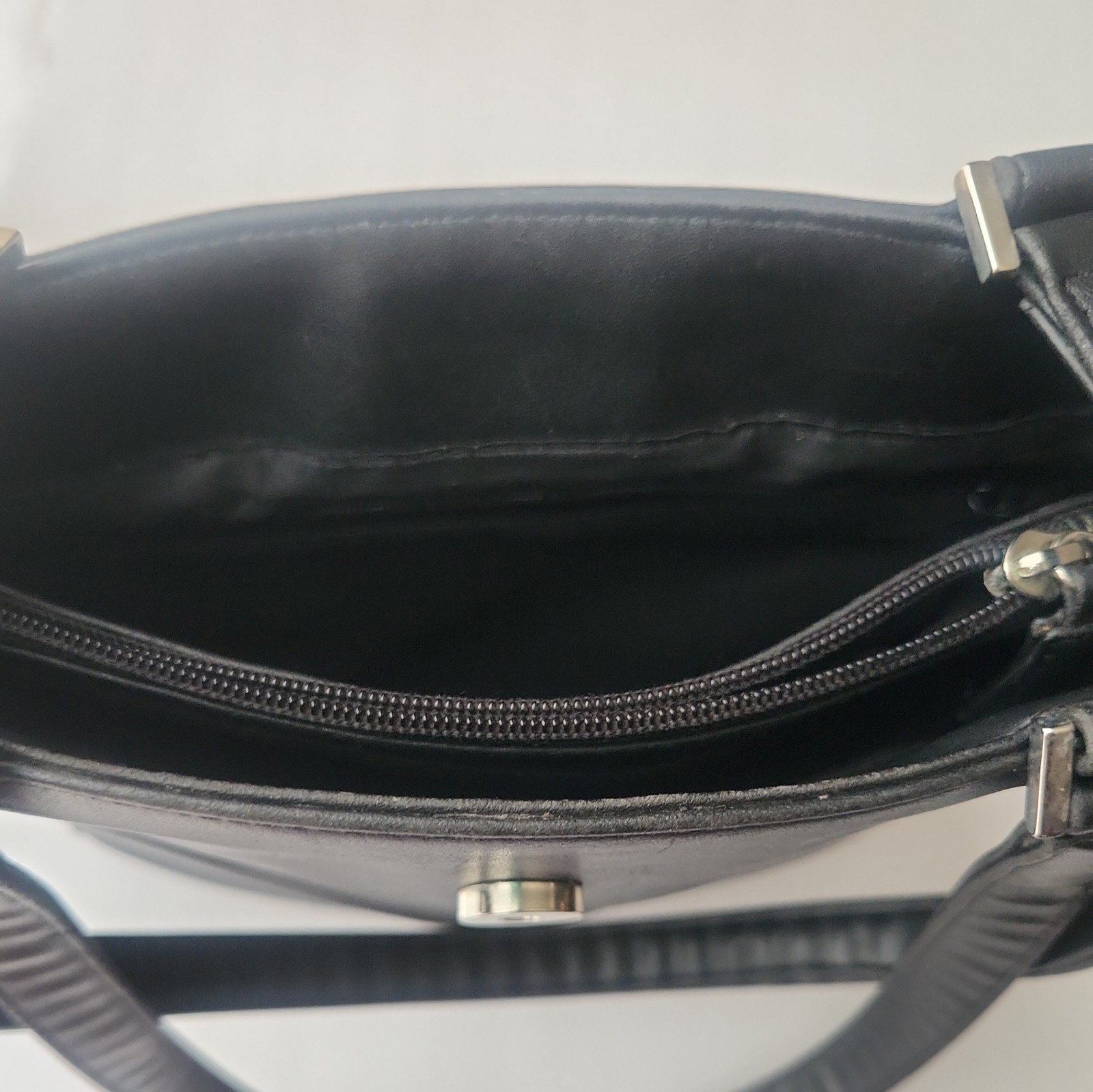 Vintage Y2k Guess small Shoulder Bag Black withwhite stitching logo on front y2k