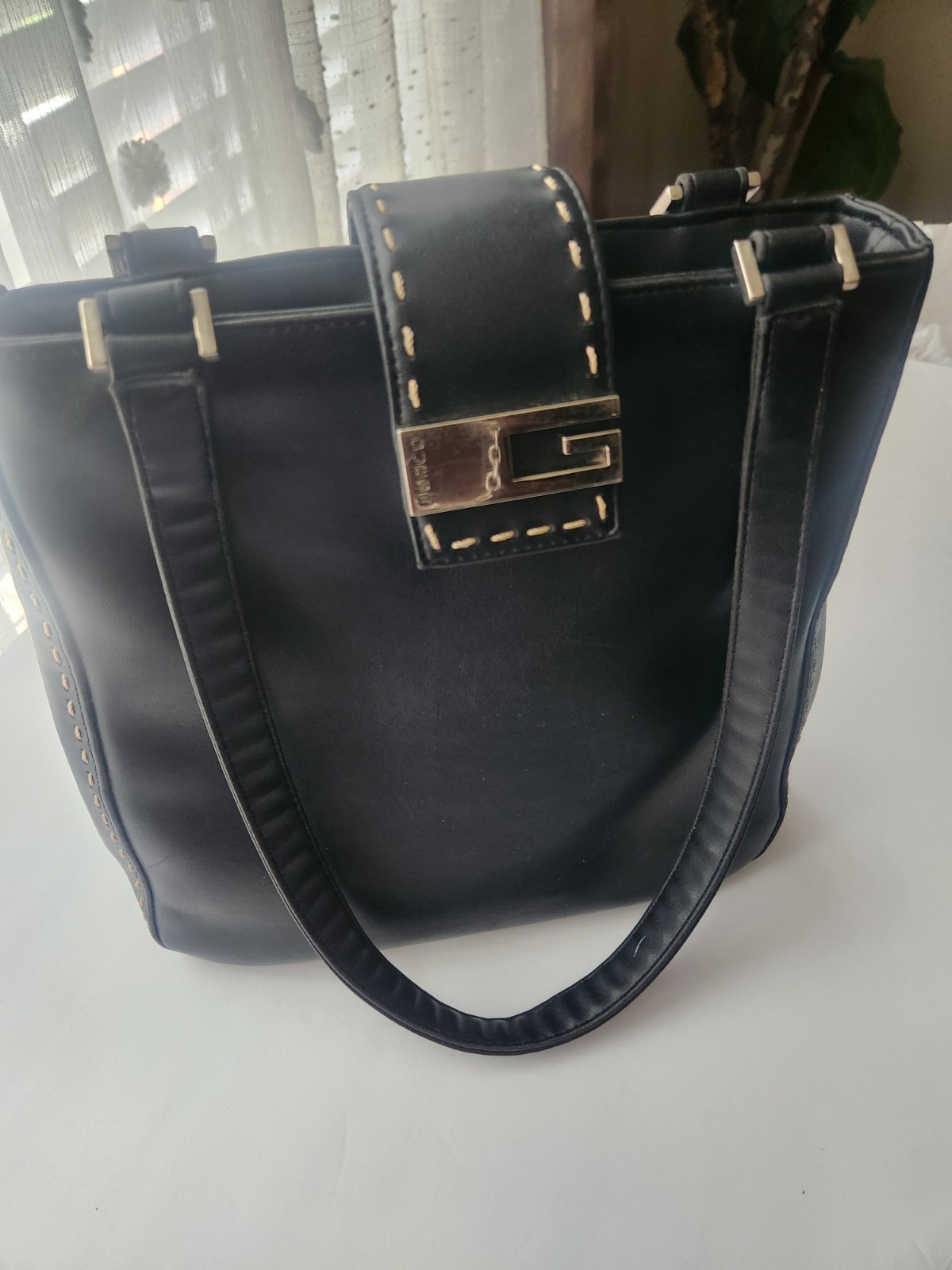 Vintage Y2k Guess small Shoulder Bag Black withwhite stitching logo on front y2k