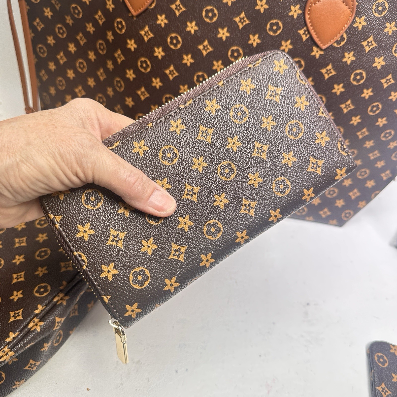 5-in-1 Designer Tote Handbag Brown Gold Medallion Wallet Makeup Pouch Cards
