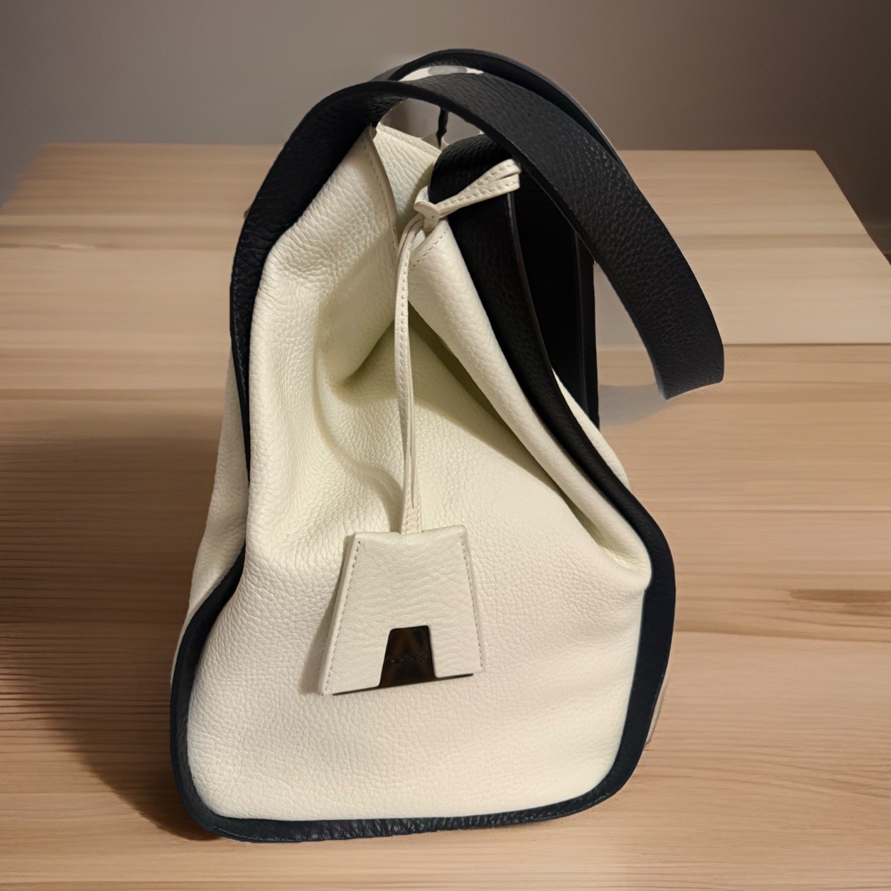 AKRIS NEW! Alex White/Black 100% Calfskin Leather Medium Bucket Tote Ret. $1690