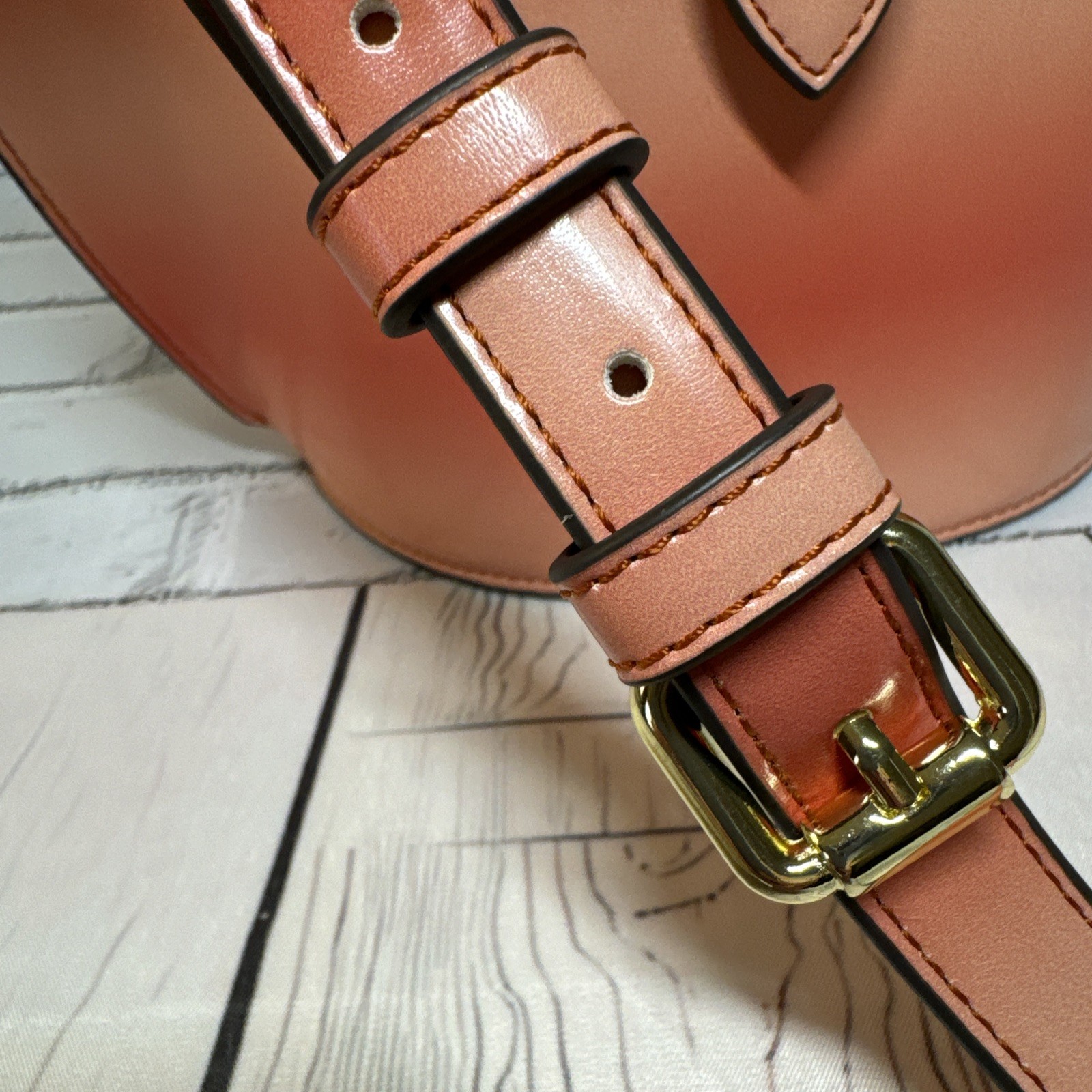 Beautiful bright stylish handbag color orange Unknown brand 7.5″H * 9″W