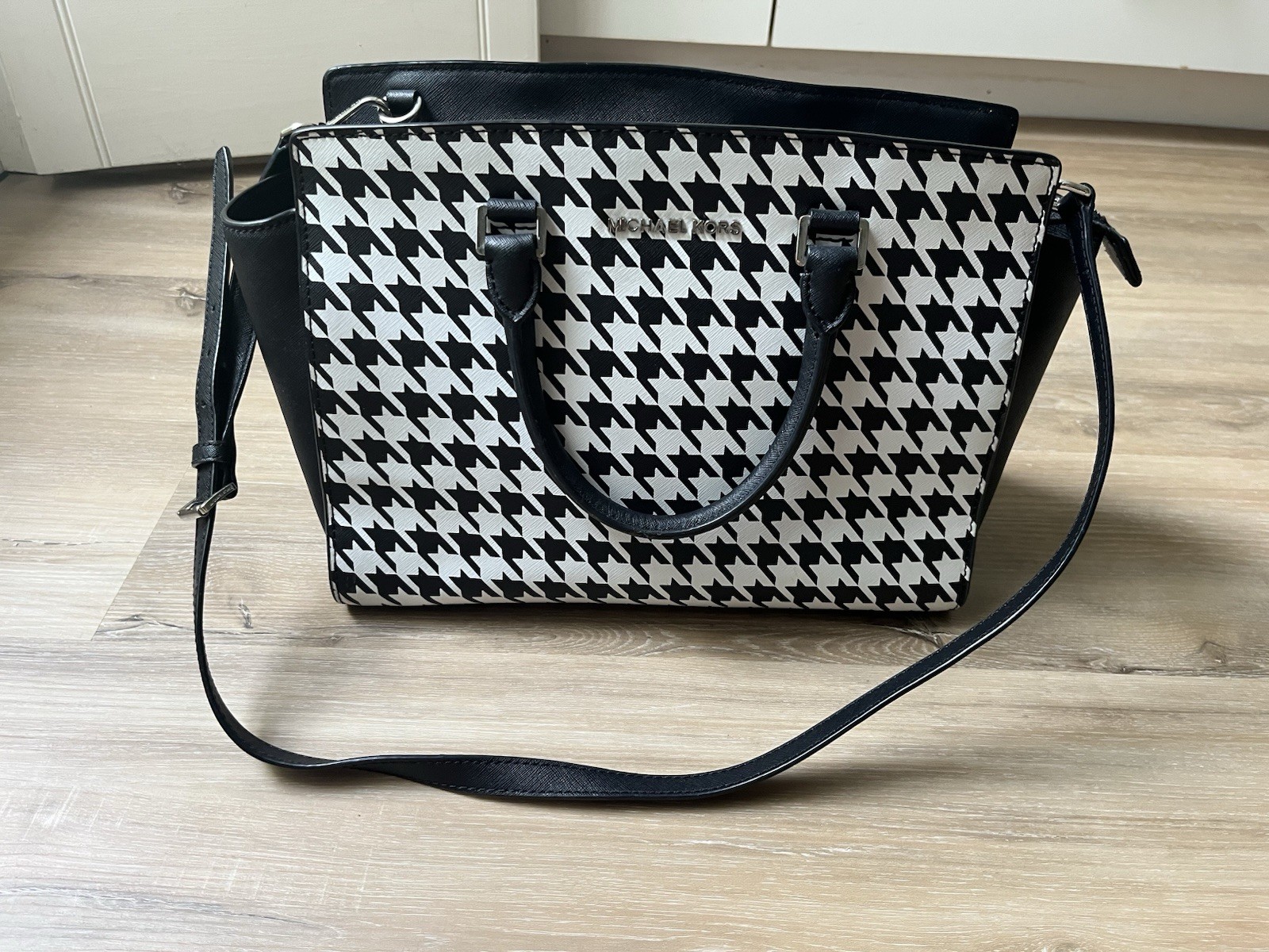 Michael Kors Selma Black & White Houndstooth Satchel Bag Purse Crossbody Large
