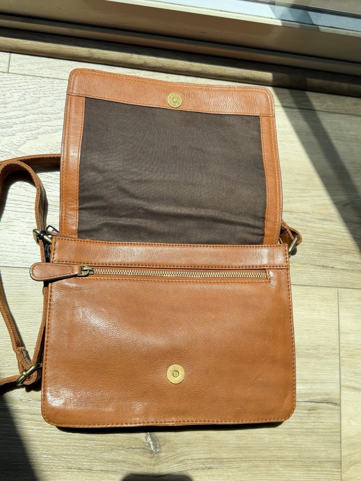Oak & Tan Brown Medium Crossbody Bag Zip & Magnetic Closure, Inner Pockets