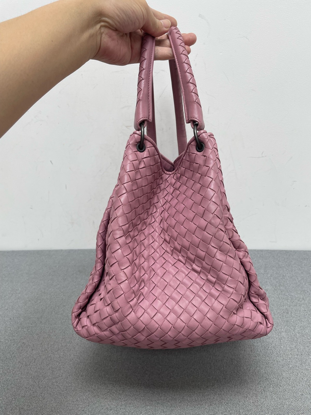 Bottega Veneta Medium Intrecciato Hobo Bag Shoulder Bag Dusty Pink Nappa Leather