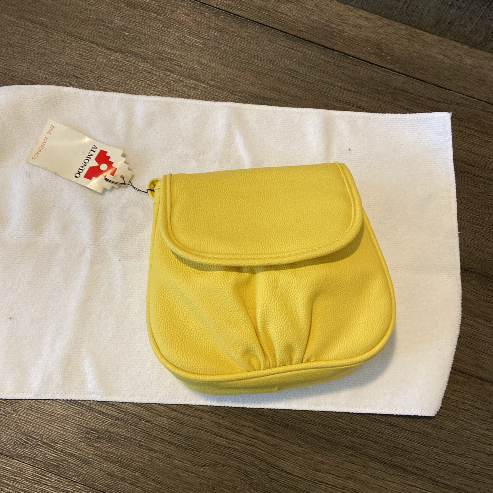 Vintage Almondo Originals 80’s Cross Body Handbag. Pebble Leather, Yellow. NWT