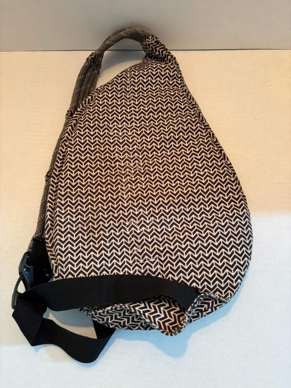 KAVA Crossbody Bag 5 Pockets Black and White Cheveron Pattern USED 18in X 11in