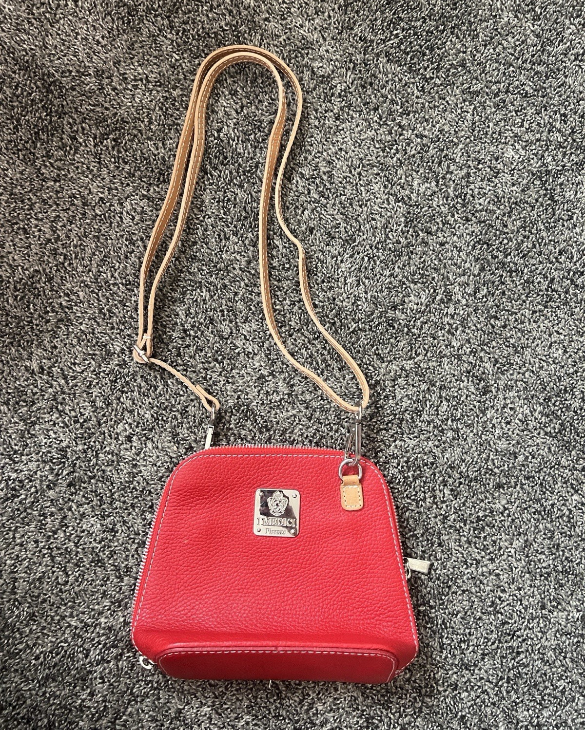 I Medici Firenze Red Pebbled Crossbody Bag Zip Closure Inner/Outer Pockets
