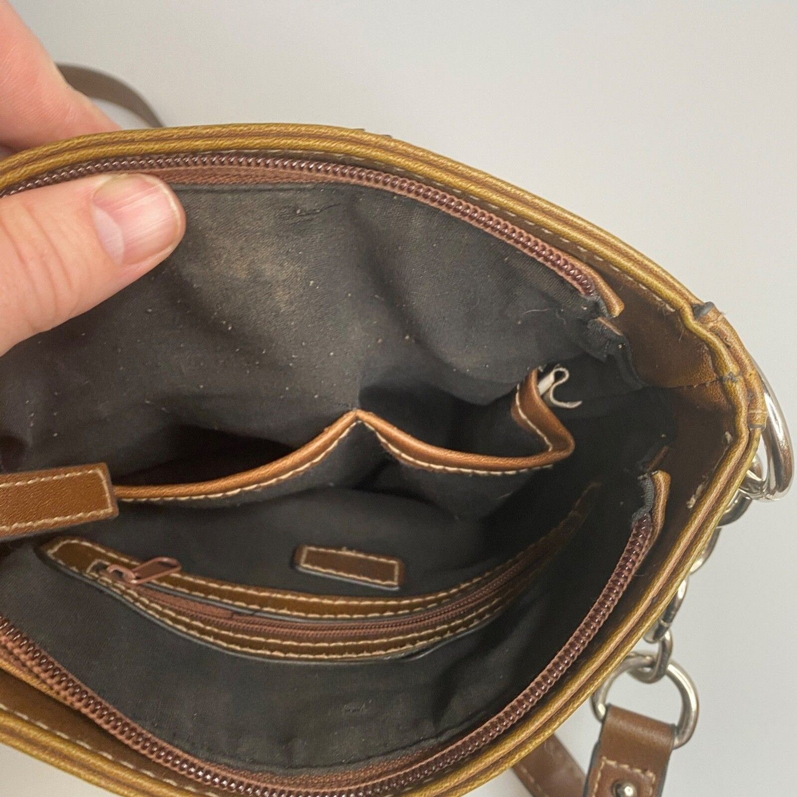 CHAPS Two-Tone Leather Crossbody Handbag with Adjustable Strap – Zip Closure