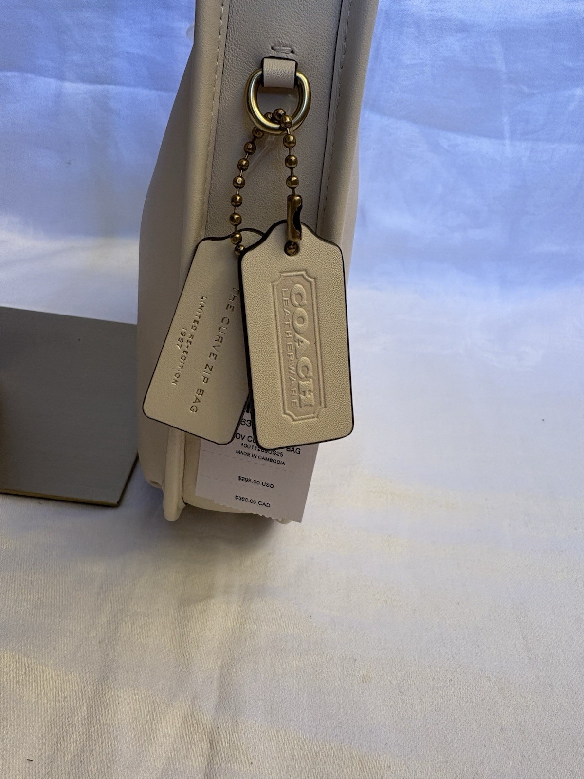 Coach 🤍 CAF11 Glov Curve Smooth Leather Zip Bag
