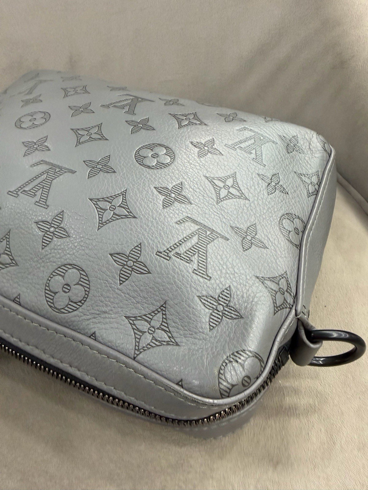 Louis Vuitton classic gray full print old flower three-in-one size 25*18