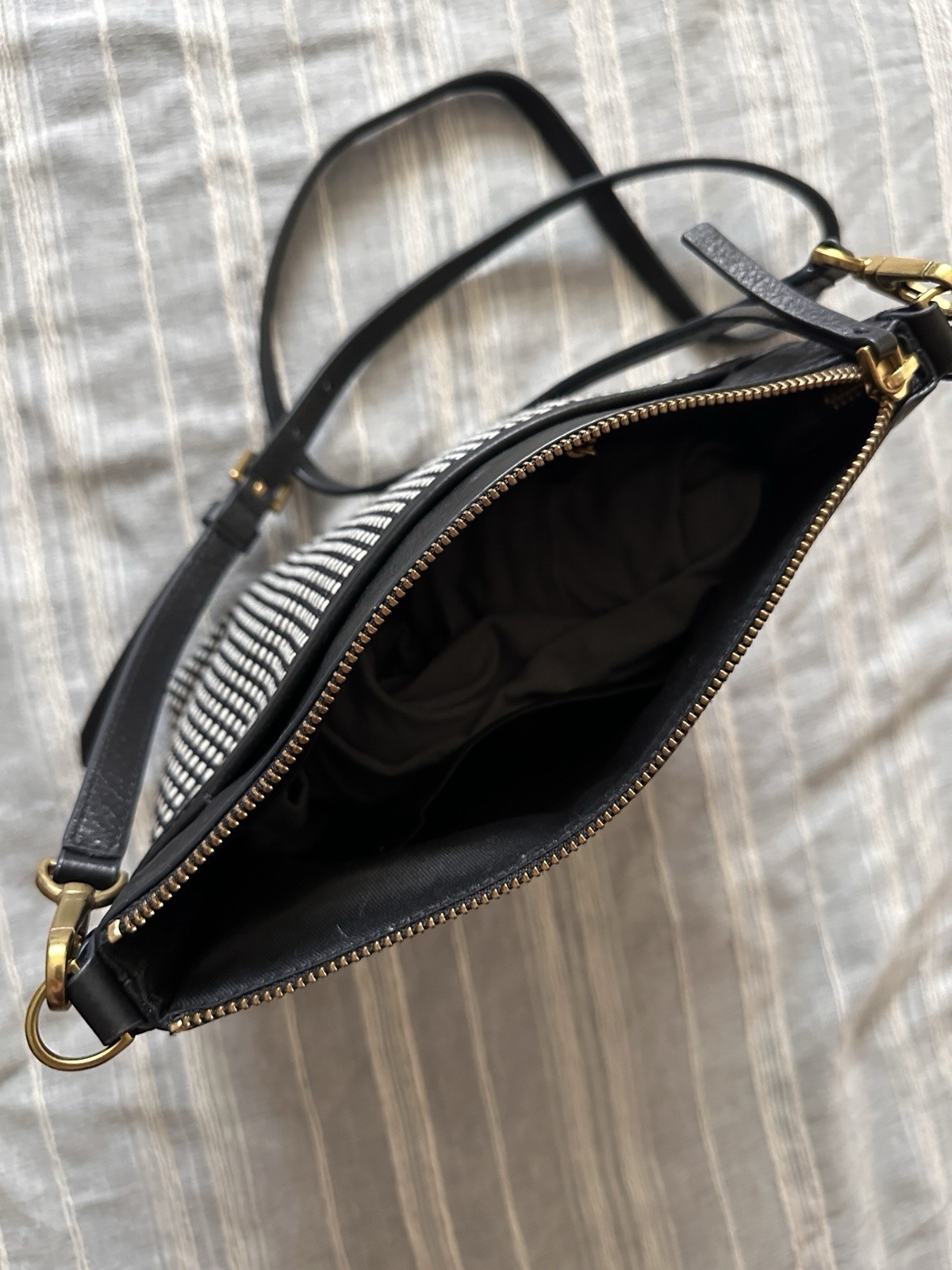 🗝️Fossil Women’s Fiona Large Crossbody Purse Handbag Black Key Pattern🗝️Charm