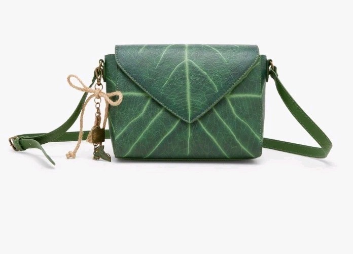 NEW The Lord of the Rings Lembas Leaf Crossbody Bag With Bag Charm