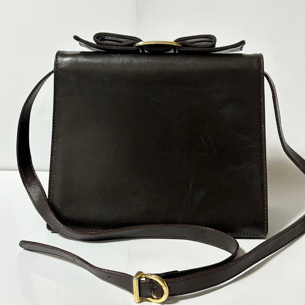 Salvatore Ferragamo Vara Ribbon Brown Leather Shoulder Bag Gold Hardware 41.3in