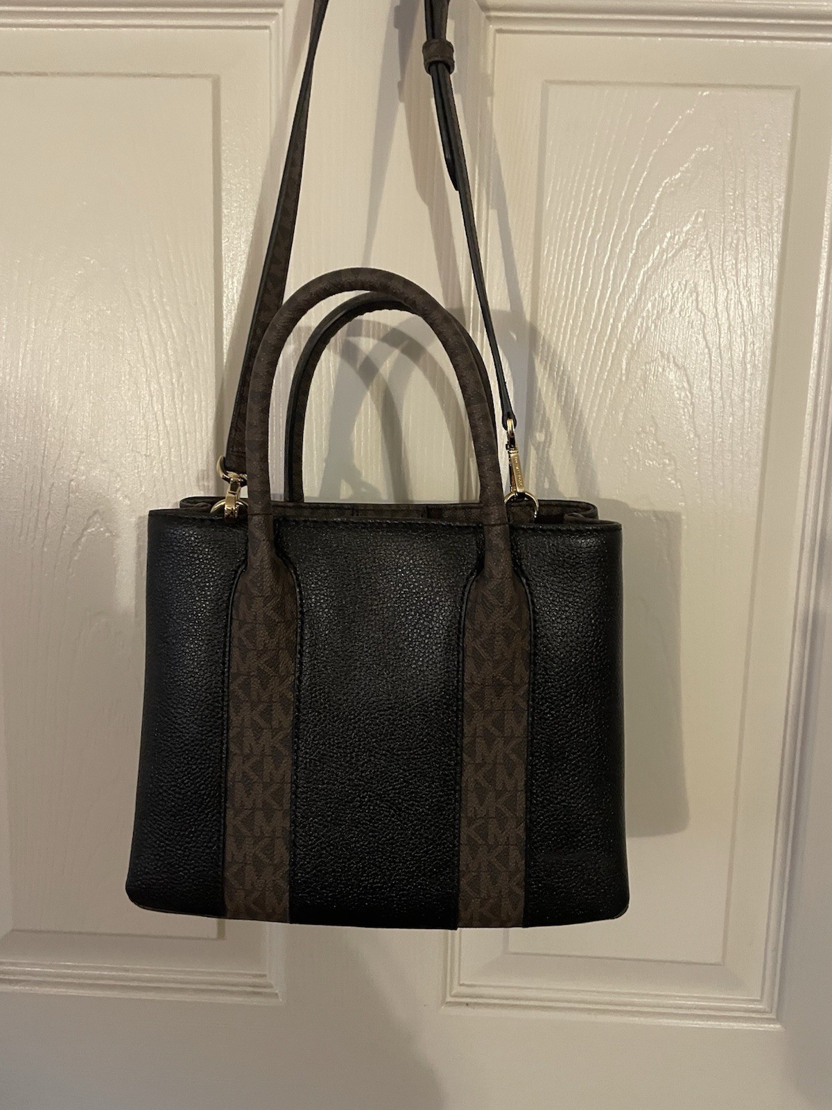 Michael Kors Women’s Leather Crossbody Handbag – 9 1/2 In x 8 In x 4 In