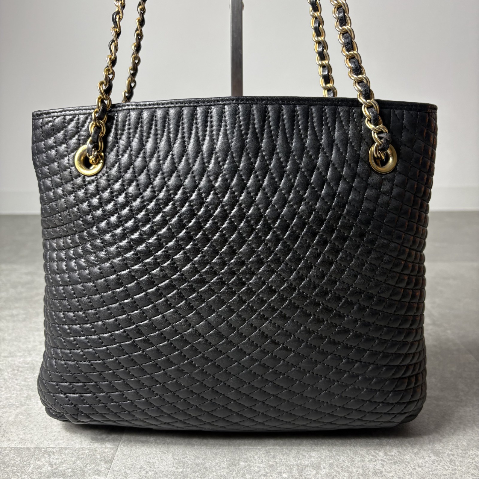 Bally Quilted Leather Chain Shoulder Tote Black Gold Hardware Tassel Authentic