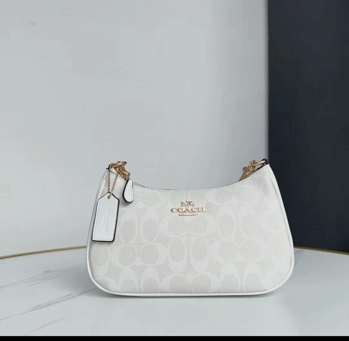 Coach White Signature Logo Shoulder Bag Zip Gold Chain Detachable Strap