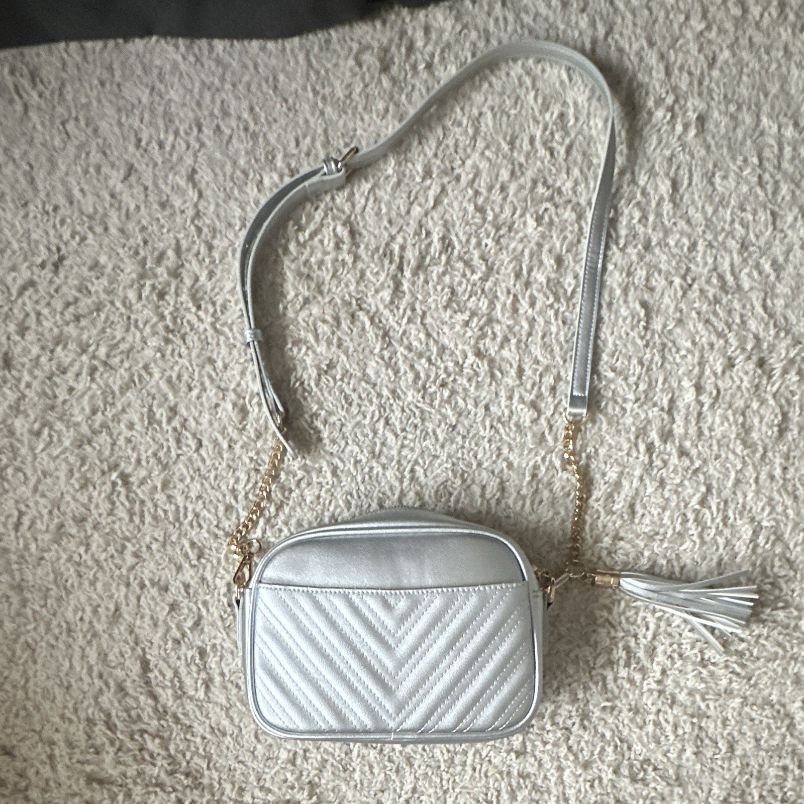 Women’s Small White Quilted Crossbody Bag Gold Chain Strap Tassel Zip